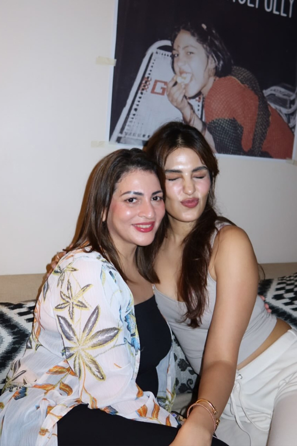Rhea_20Chakraborty_20Has_20shared_20Beautiful_20moments_20from_20Her_20birthday_20celebration_20Photos_20_285_29.jpg 6