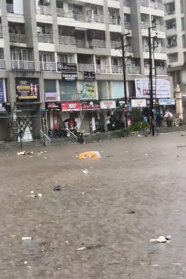 _20Heavy_20rain_20continues_20In_20Mumbai_20Photos_20_2813_29.jpg 14