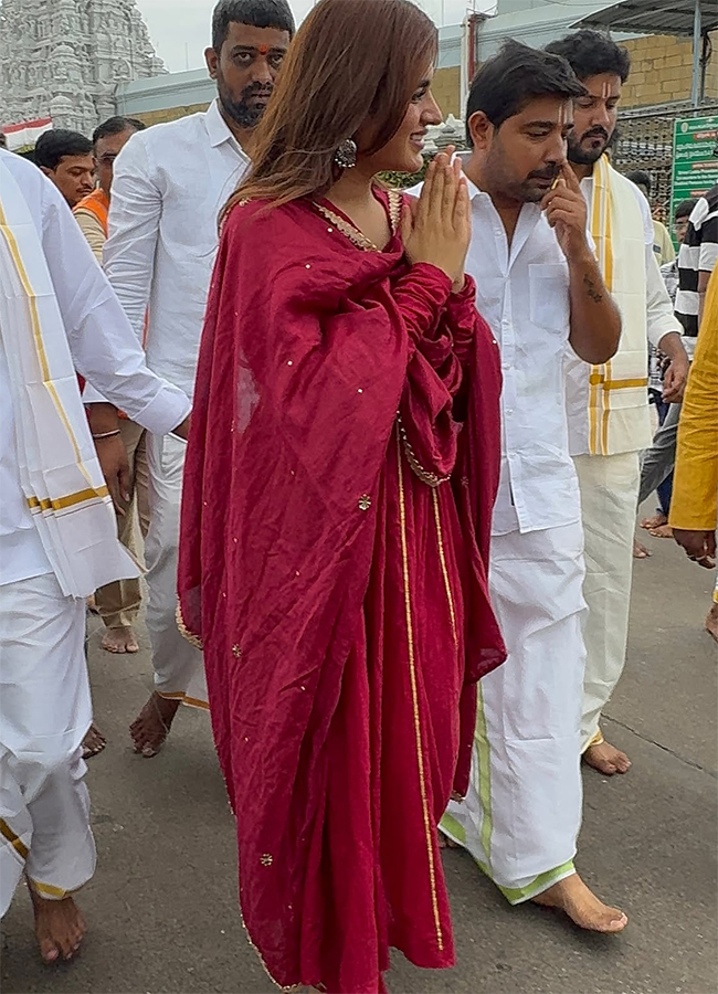 Actress_20Nidhhi_20Agerwal_20in_20Tirumala_20HD_20Photos__20_2810_29.jpg 10