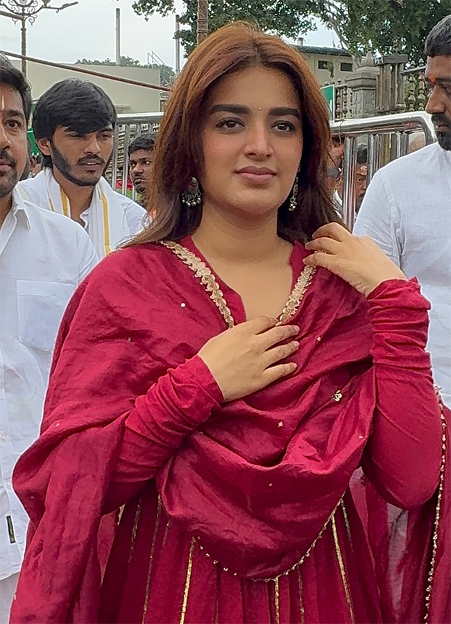 Actress_20Nidhhi_20Agerwal_20in_20Tirumala_20HD_20Photos__20_2811_29.jpg 11
