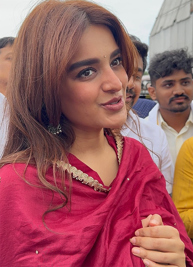 Actress_20Nidhhi_20Agerwal_20in_20Tirumala_20HD_20Photos__20_2812_29.jpg 12