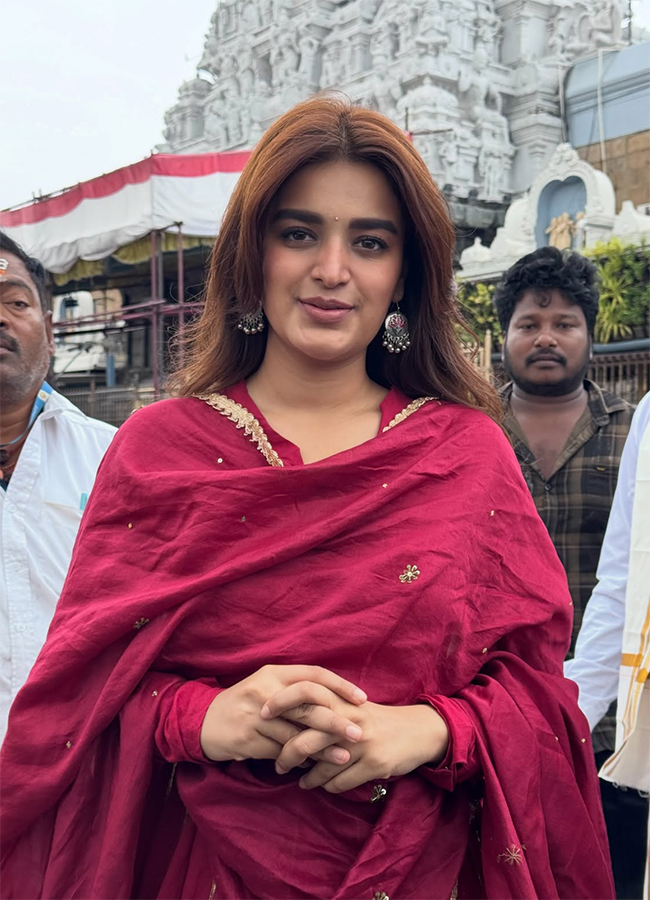 Actress_20Nidhhi_20Agerwal_20in_20Tirumala_20HD_20Photos__20_2813_29.jpg 13