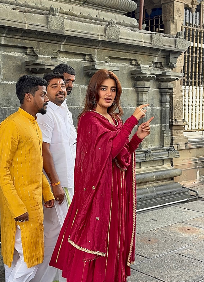 Actress_20Nidhhi_20Agerwal_20in_20Tirumala_20HD_20Photos__20_2815_29.jpg 15