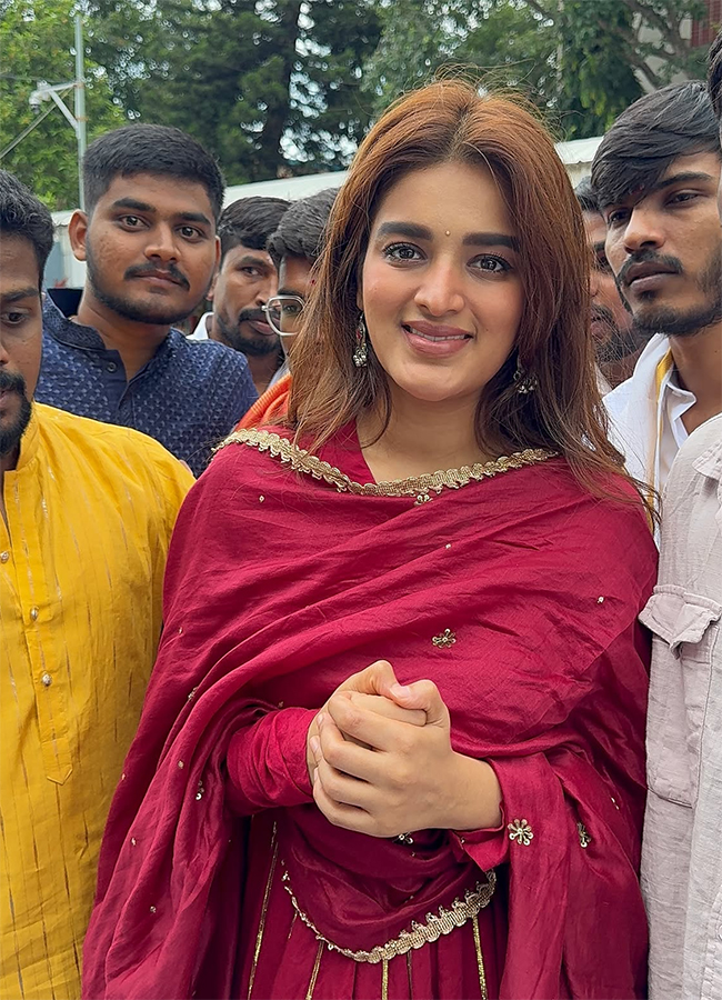 Actress_20Nidhhi_20Agerwal_20in_20Tirumala_20HD_20Photos__20_282_29.jpg 2
