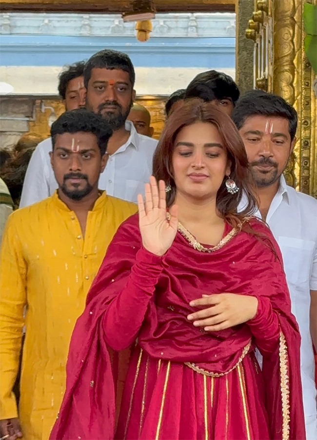 Actress_20Nidhhi_20Agerwal_20in_20Tirumala_20HD_20Photos__20_284_29.jpg 4