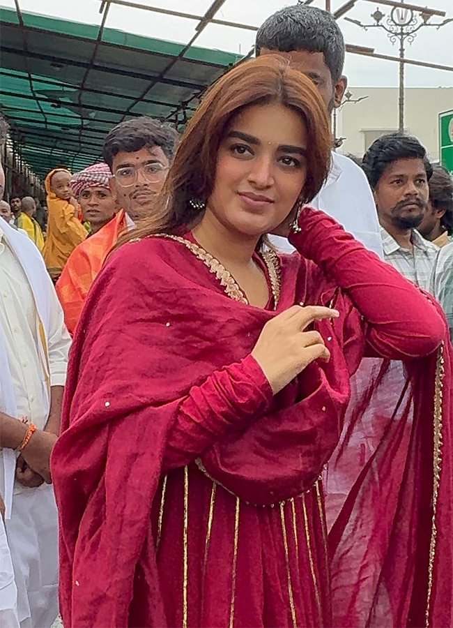 Actress_20Nidhhi_20Agerwal_20in_20Tirumala_20HD_20Photos__20_285_29.jpg 5
