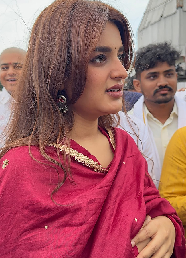 Actress_20Nidhhi_20Agerwal_20in_20Tirumala_20HD_20Photos__20_287_29.jpg 7