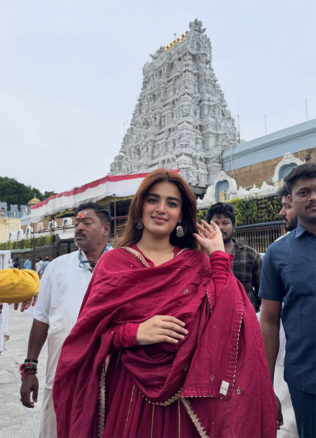 Actress_20Nidhhi_20Agerwal_20in_20Tirumala_20HD_20Photos__20_288_29.jpg 8