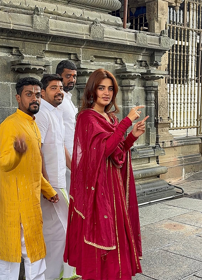 Actress_20Nidhhi_20Agerwal_20in_20Tirumala_20HD_20Photos__20_289_29.jpg 9