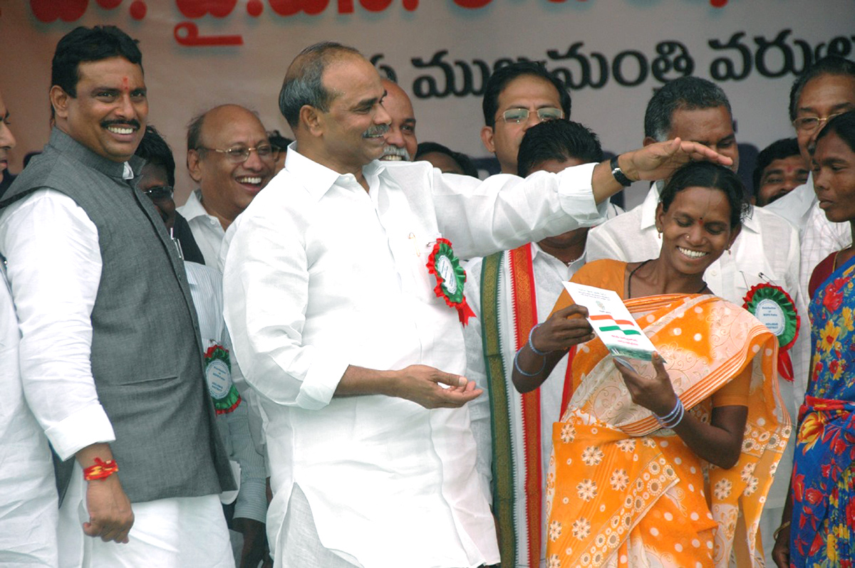 Remembering_20YS_20Rajasekhara_20Reddy_20on_20His_20Birth_20Anniversary_20Photos_20_2813_29.jpg 6
