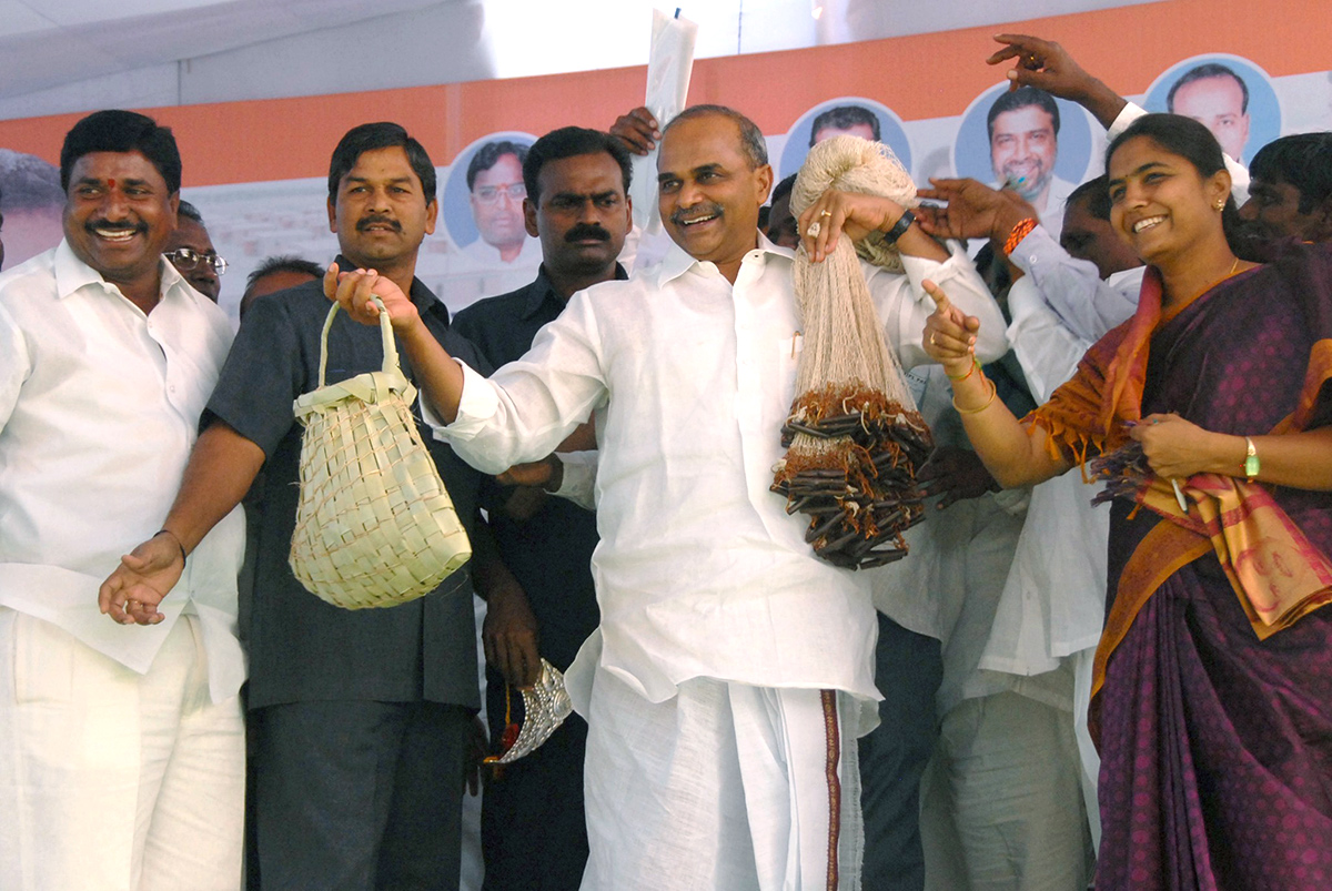 Remembering_20YS_20Rajasekhara_20Reddy_20on_20His_20Birth_20Anniversary_20Photos_20_2814_29.jpg 7