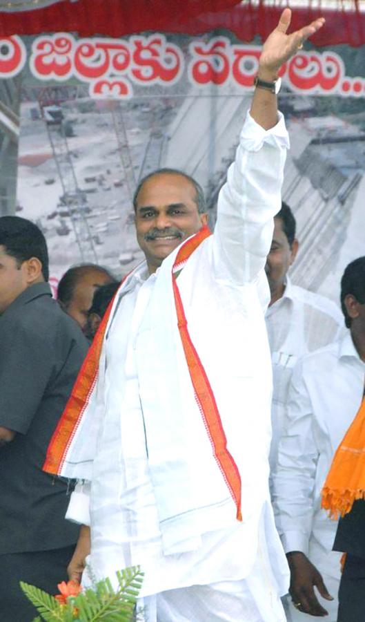 Remembering_20YS_20Rajasekhara_20Reddy_20on_20His_20Birth_20Anniversary_20Photos_20_281_29.jpg 18