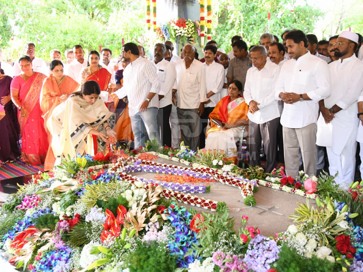 YS_20Jagan_20Pays_20Tributes_20YS_20Rajasekhara_20Reddy_20at_20YSR_20Ghat_20Photos_20_2810_29.jpg 10