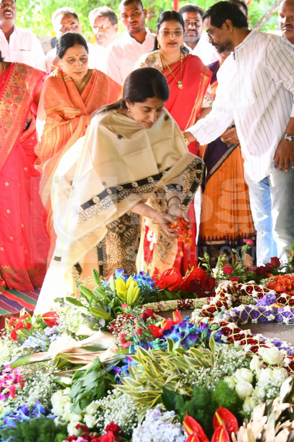 YS_20Jagan_20Pays_20Tributes_20YS_20Rajasekhara_20Reddy_20at_20YSR_20Ghat_20Photos_20_2811_29.jpg 11