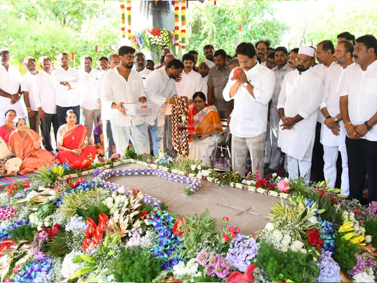 YS_20Jagan_20Pays_20Tributes_20YS_20Rajasekhara_20Reddy_20at_20YSR_20Ghat_20Photos_20_2812_29.jpg 13