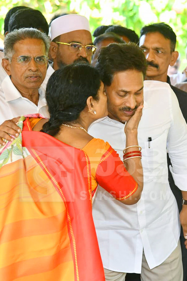 YS_20Jagan_20Pays_20Tributes_20YS_20Rajasekhara_20Reddy_20at_20YSR_20Ghat_20Photos_20_2813_29.jpg 12