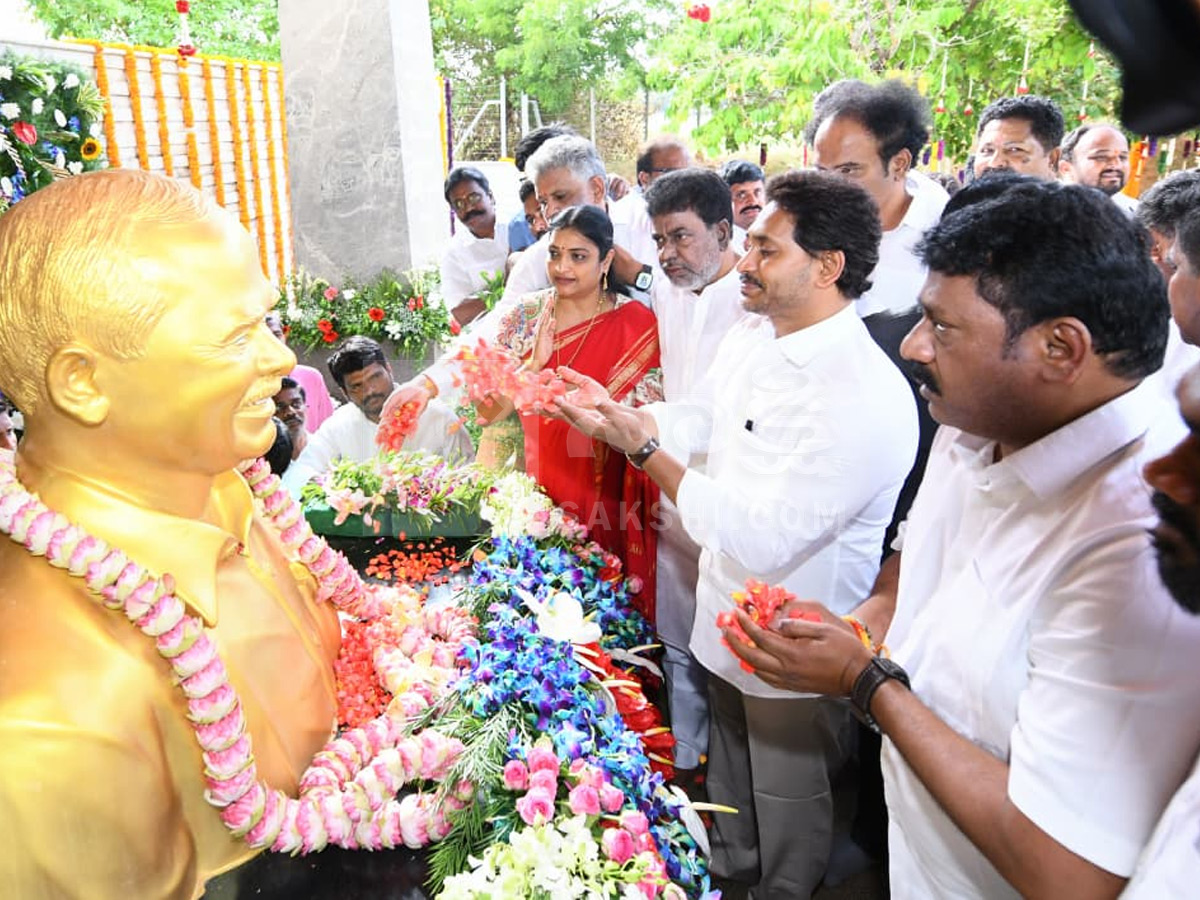 YS_20Jagan_20Pays_20Tributes_20YS_20Rajasekhara_20Reddy_20at_20YSR_20Ghat_20Photos_20_281_29.jpg 2
