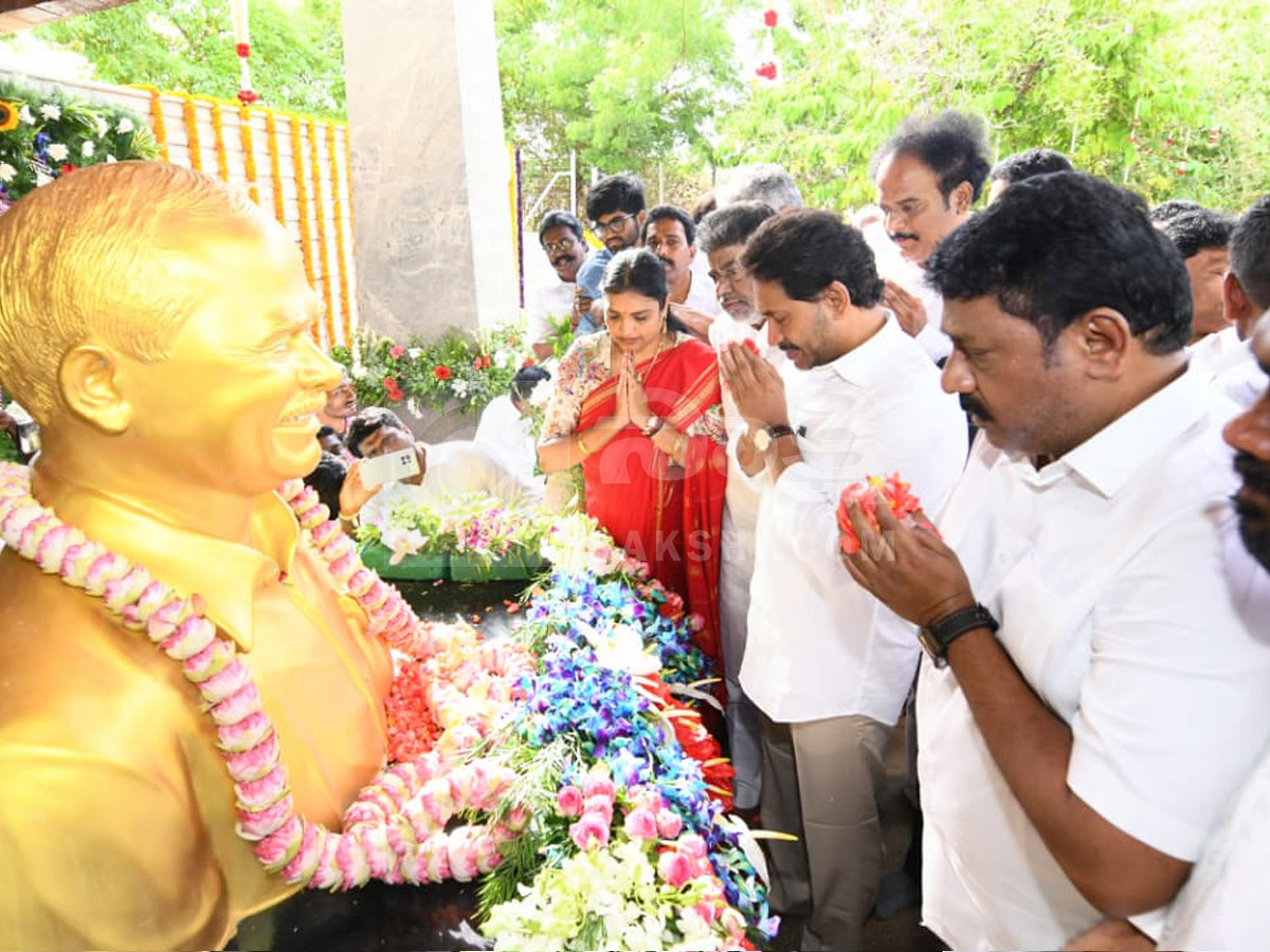 YS_20Jagan_20Pays_20Tributes_20YS_20Rajasekhara_20Reddy_20at_20YSR_20Ghat_20Photos_20_282_29.jpg 3