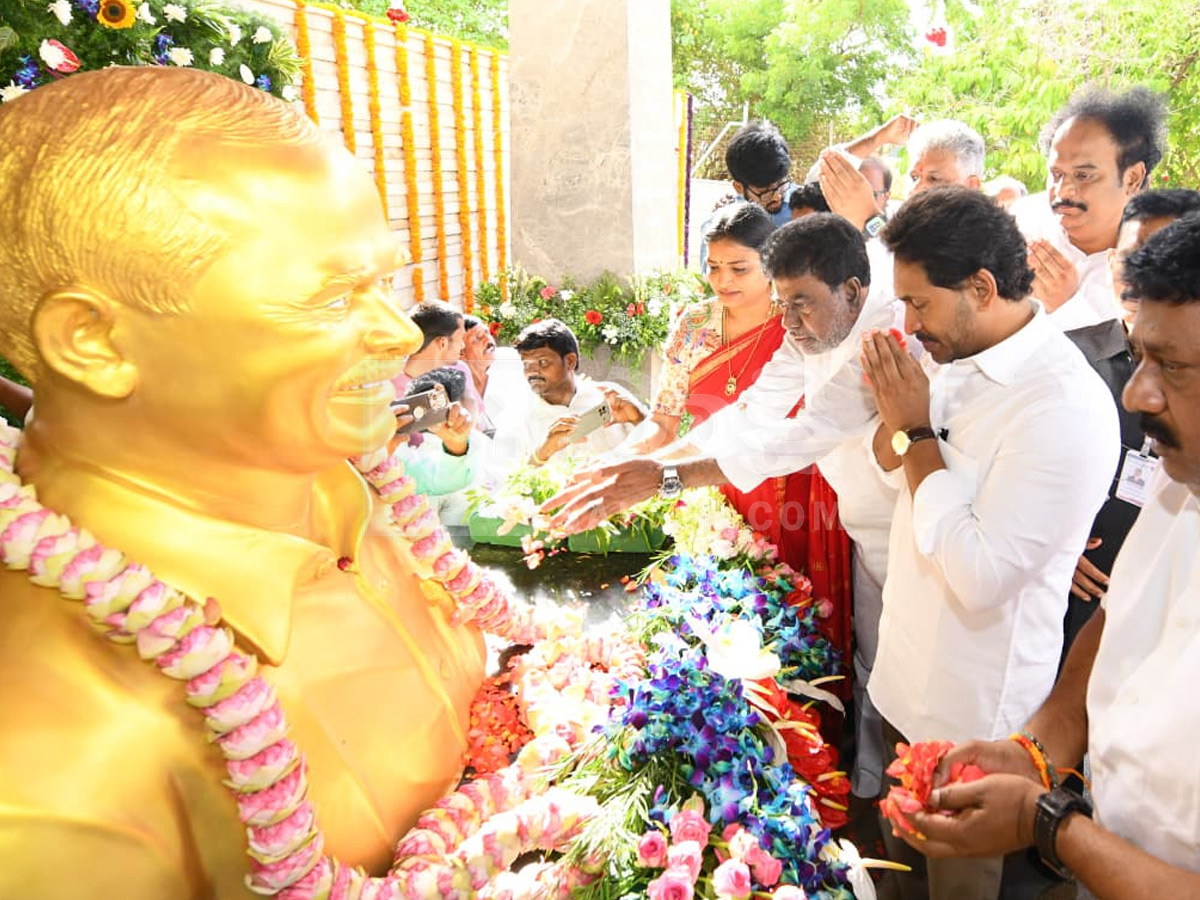 YS_20Jagan_20Pays_20Tributes_20YS_20Rajasekhara_20Reddy_20at_20YSR_20Ghat_20Photos_20_283_29.jpg 4