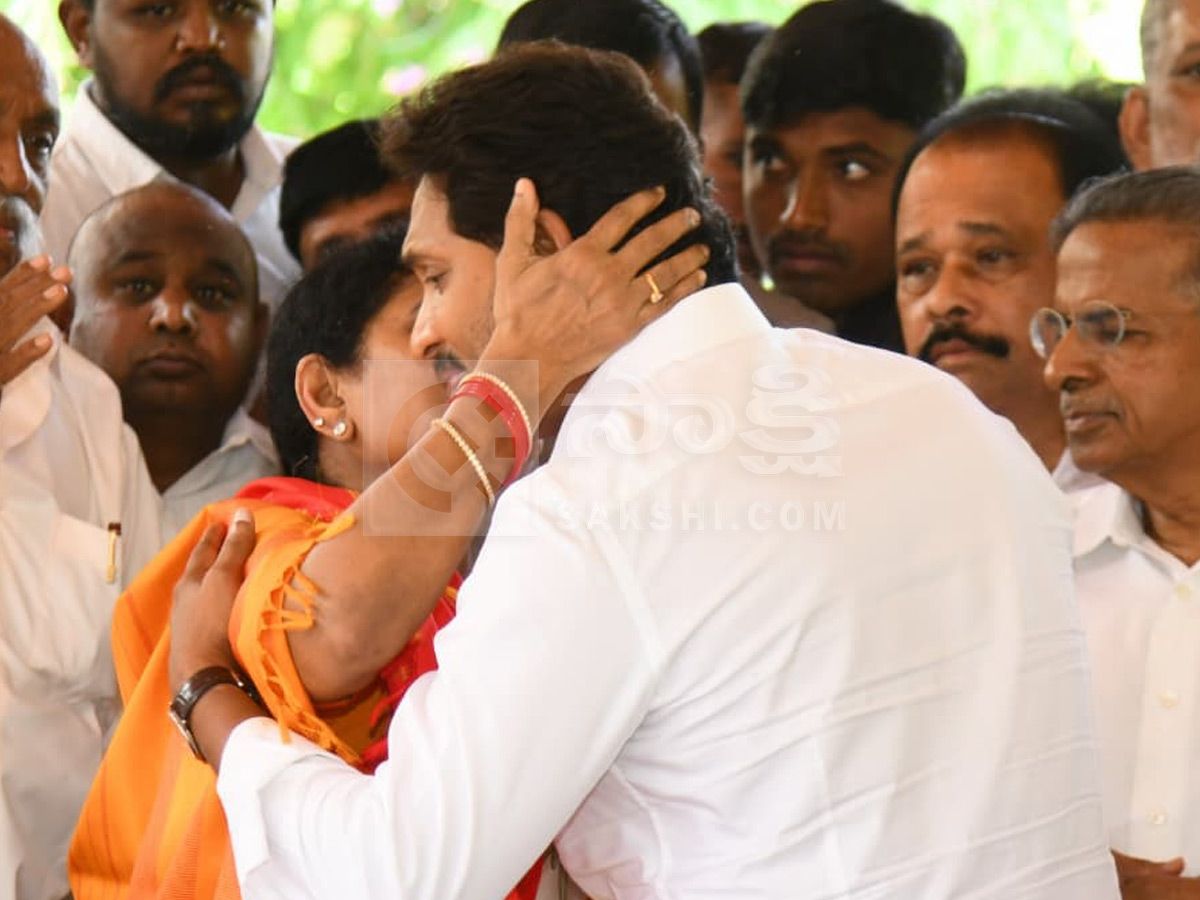 YS_20Jagan_20Pays_20Tributes_20YS_20Rajasekhara_20Reddy_20at_20YSR_20Ghat_20Photos_20_284_29.jpg 5