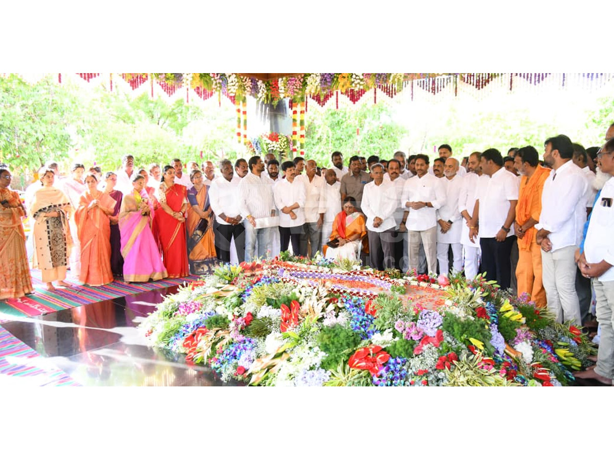 YS_20Jagan_20Pays_20Tributes_20YS_20Rajasekhara_20Reddy_20at_20YSR_20Ghat_20Photos_20_285_29.jpg 6