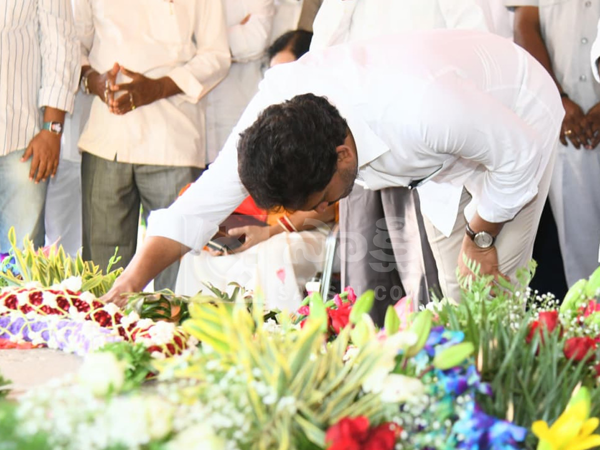 YS_20Jagan_20Pays_20Tributes_20YS_20Rajasekhara_20Reddy_20at_20YSR_20Ghat_20Photos_20_286_29.jpg 7