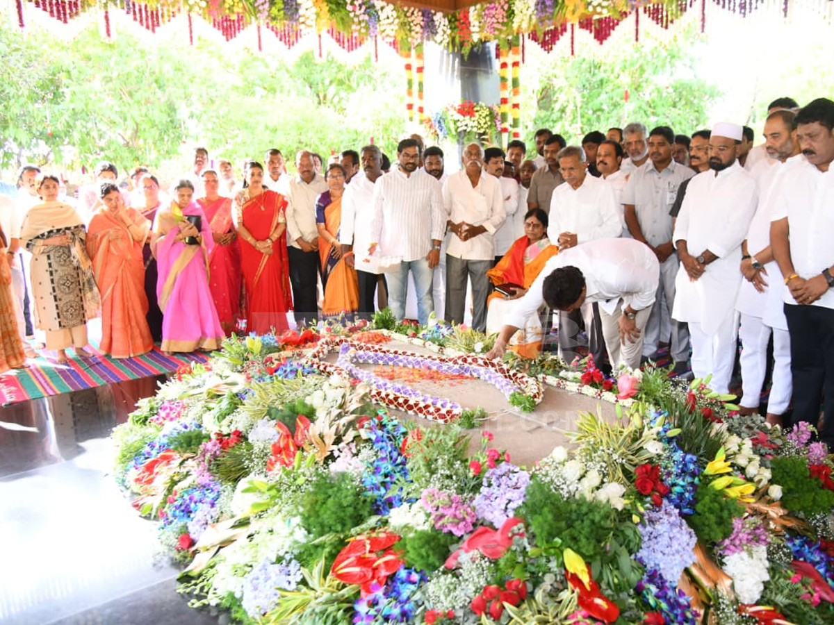 YS_20Jagan_20Pays_20Tributes_20YS_20Rajasekhara_20Reddy_20at_20YSR_20Ghat_20Photos_20_287_29.jpg 1