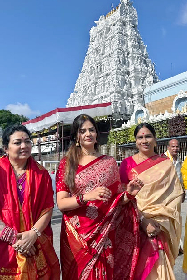 Anchor_20Sreemukhi_20Visited_20Tirumala_20Photos_20_2810_29.jpg 11
