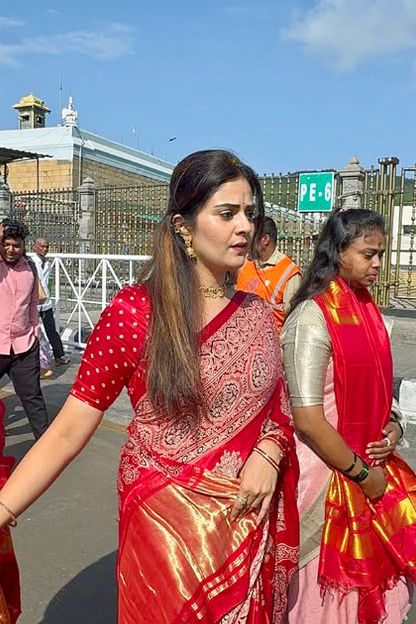 Anchor_20Sreemukhi_20Visited_20Tirumala_20Photos_20_2811_29.jpg 12