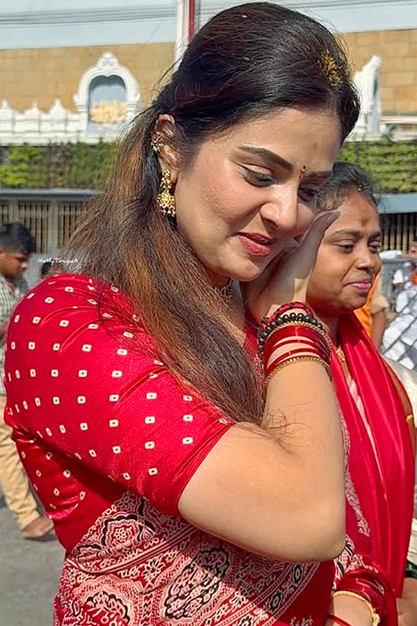 Anchor_20Sreemukhi_20Visited_20Tirumala_20Photos_20_2812_29.jpg 13