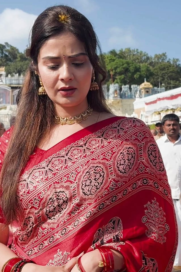 Anchor_20Sreemukhi_20Visited_20Tirumala_20Photos_20_284_29.jpg 5