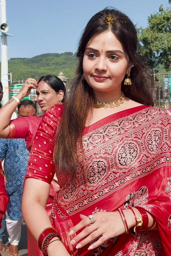 Anchor_20Sreemukhi_20Visited_20Tirumala_20Photos_20_287_29.jpg 8