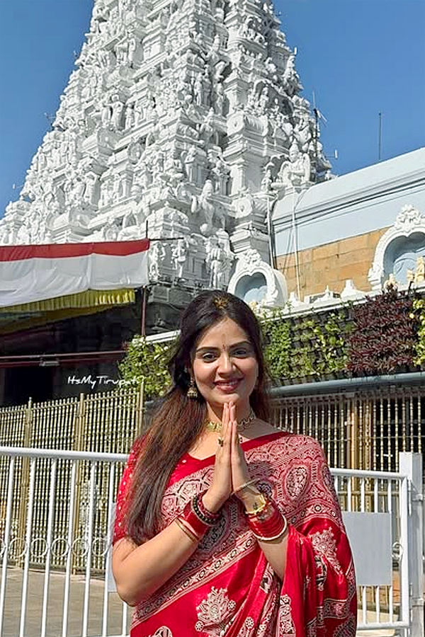 Anchor_20Sreemukhi_20Visited_20Tirumala_20Photos_20_288_29.jpg 9