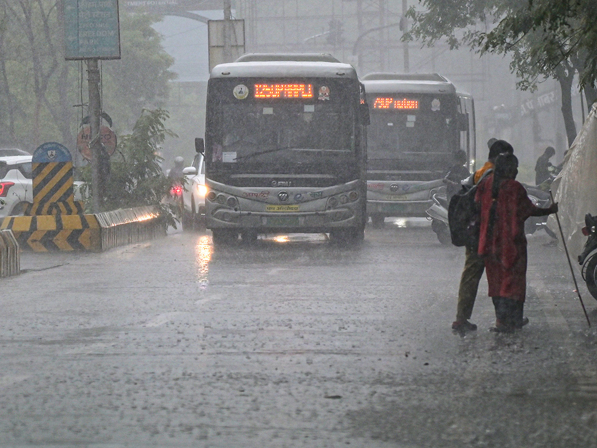 Heavy_20Rains_20in_20Maharashtra_20Viral_20Photos__20_2812_29.jpg 12