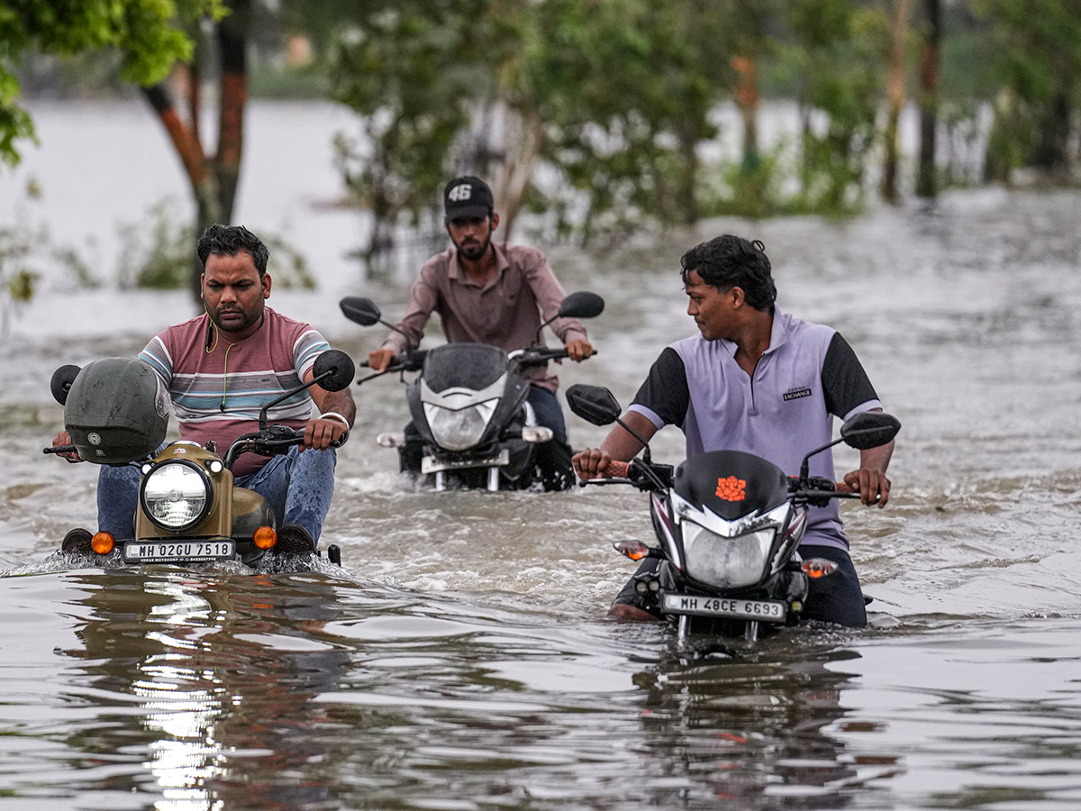 Heavy_20Rains_20in_20Maharashtra_20Viral_20Photos__20_2824_29.jpg 24