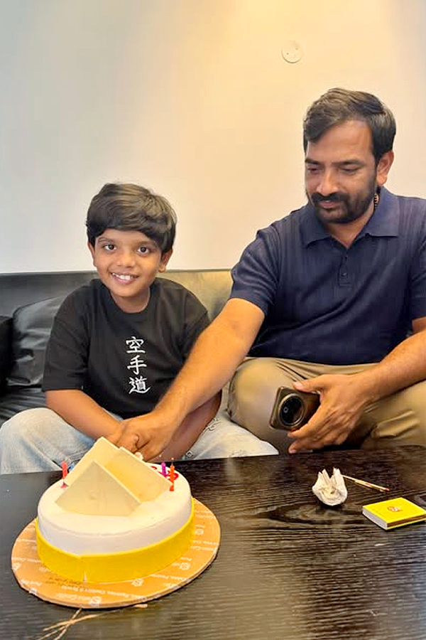 Bulli_20Raju_20celebrating_20Birthday_20Along_20with_20family_20Photos_20_282_29.jpg 3