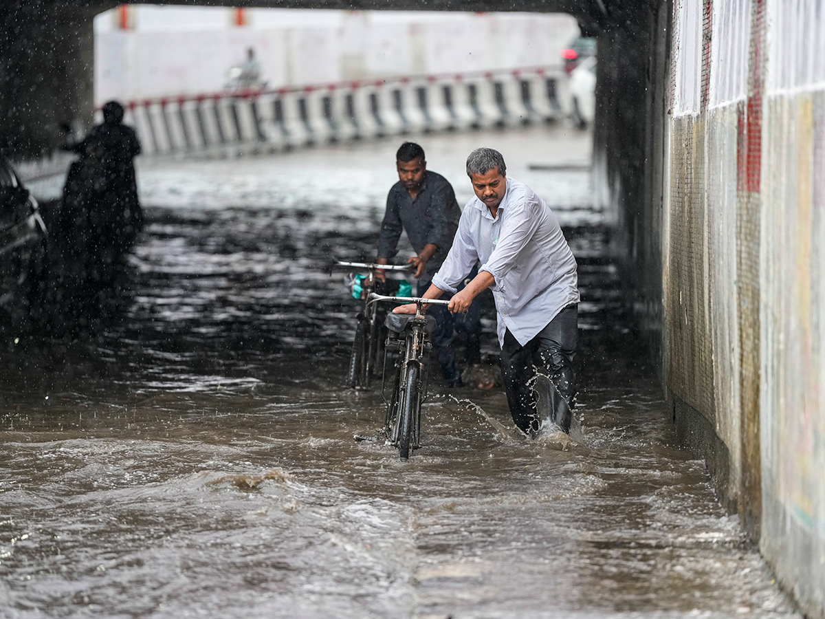 MD_20Issues_20Major_20Rain_20Alert_20Across_20Delhi__20_2812_29.jpg 12