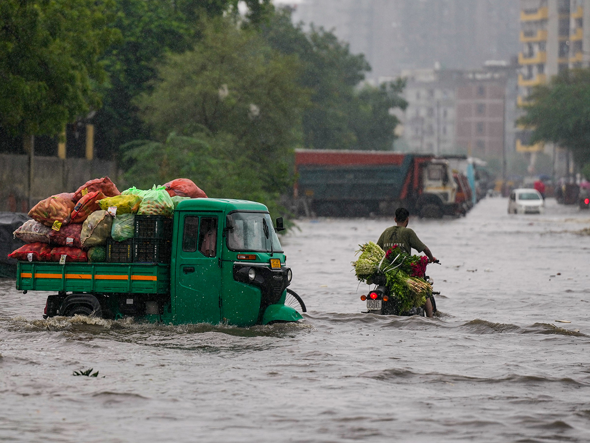 MD_20Issues_20Major_20Rain_20Alert_20Across_20Delhi__20_2813_29.jpg 13