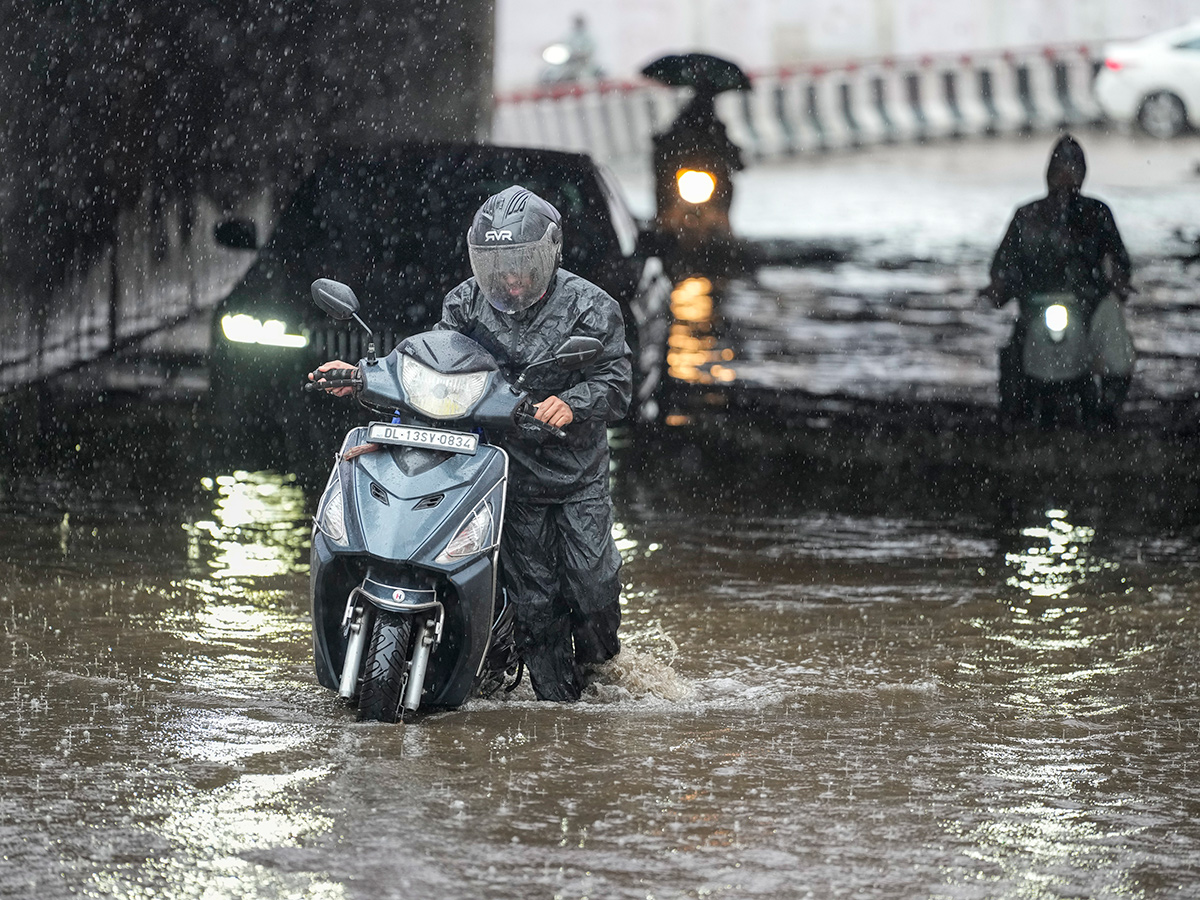 MD_20Issues_20Major_20Rain_20Alert_20Across_20Delhi__20_2814_29.jpg 14