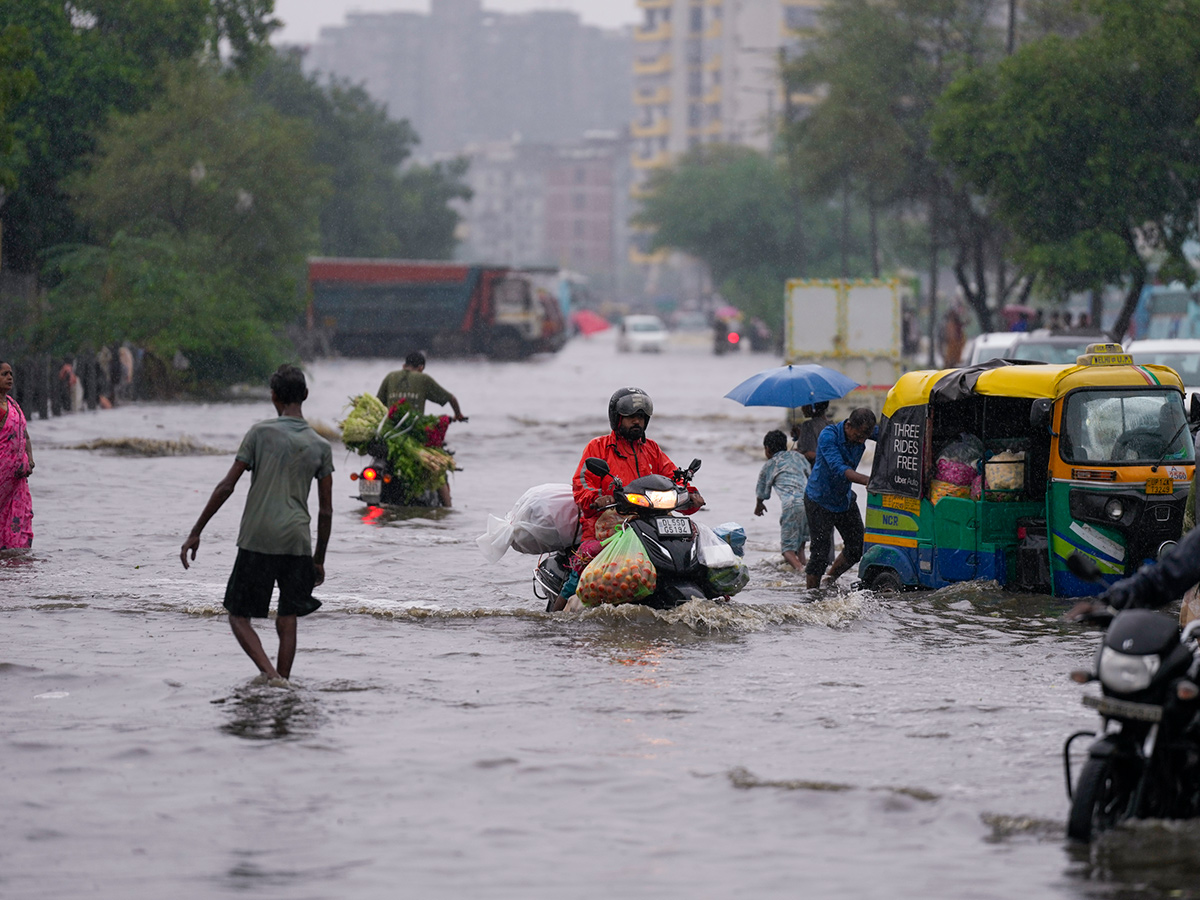 MD_20Issues_20Major_20Rain_20Alert_20Across_20Delhi__20_2819_29.jpg 19