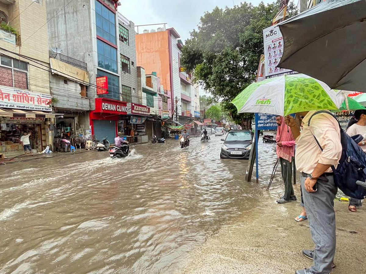 MD_20Issues_20Major_20Rain_20Alert_20Across_20Delhi__20_2823_29.jpg 23