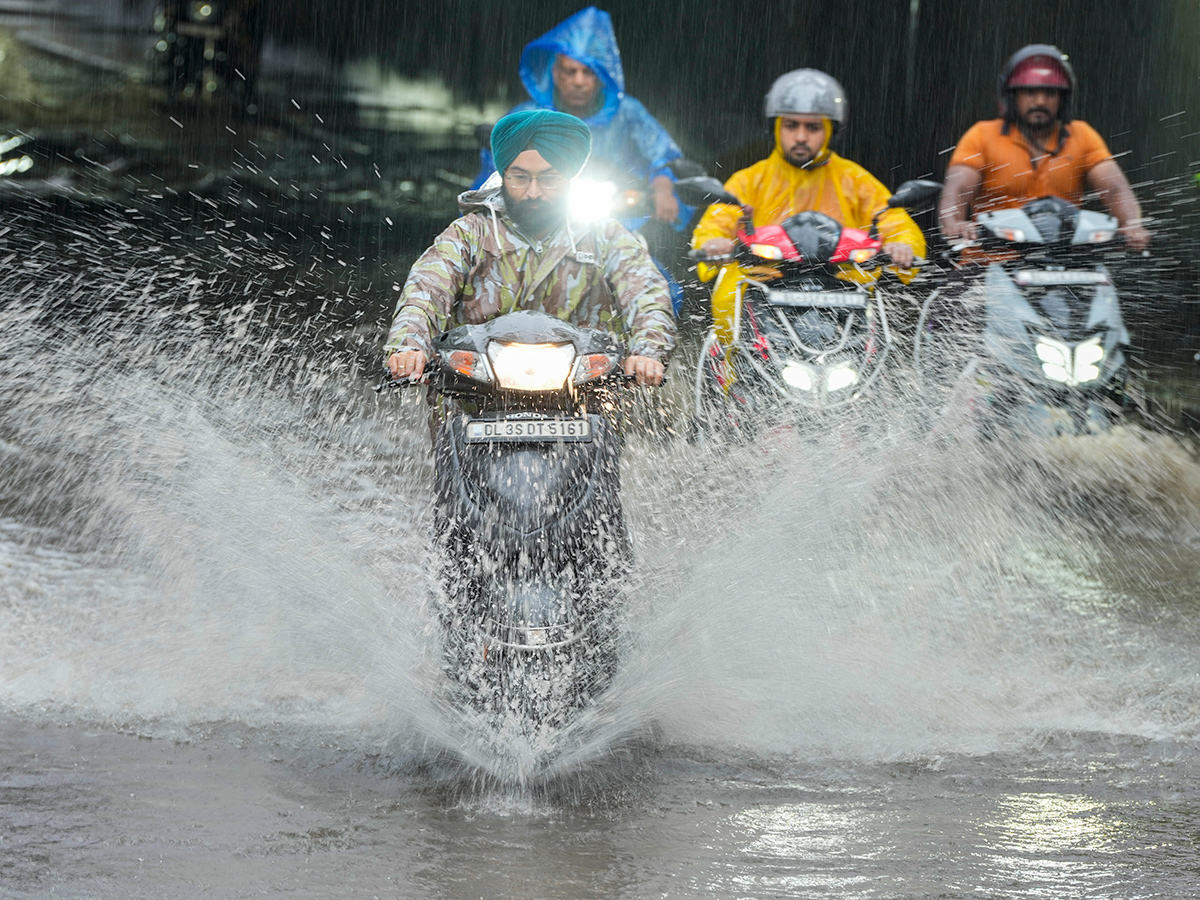 MD_20Issues_20Major_20Rain_20Alert_20Across_20Delhi__20_2824_29.jpg 24