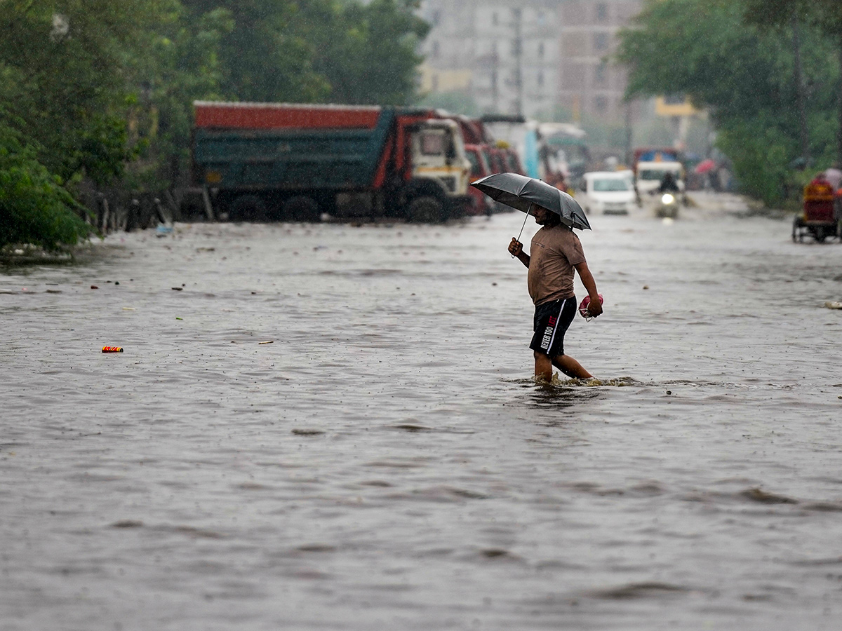 MD_20Issues_20Major_20Rain_20Alert_20Across_20Delhi__20_282_29.jpg 2