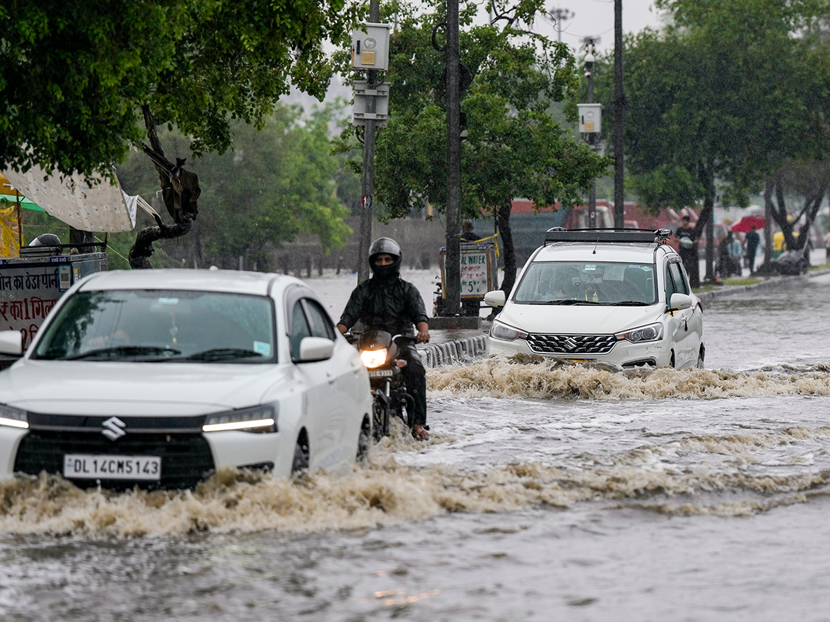 MD_20Issues_20Major_20Rain_20Alert_20Across_20Delhi__20_283_29.jpg 3