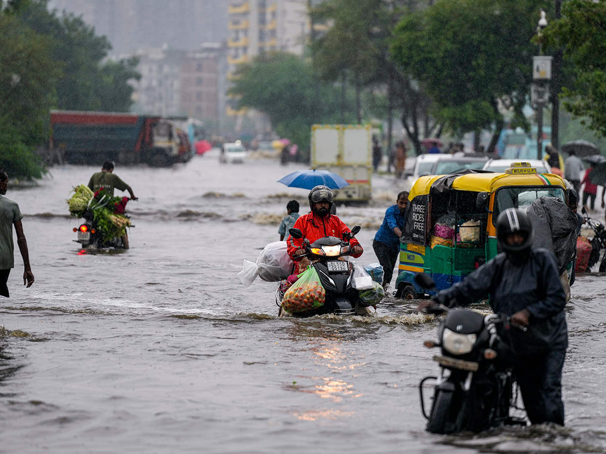 MD_20Issues_20Major_20Rain_20Alert_20Across_20Delhi__20_285_29.jpg 5