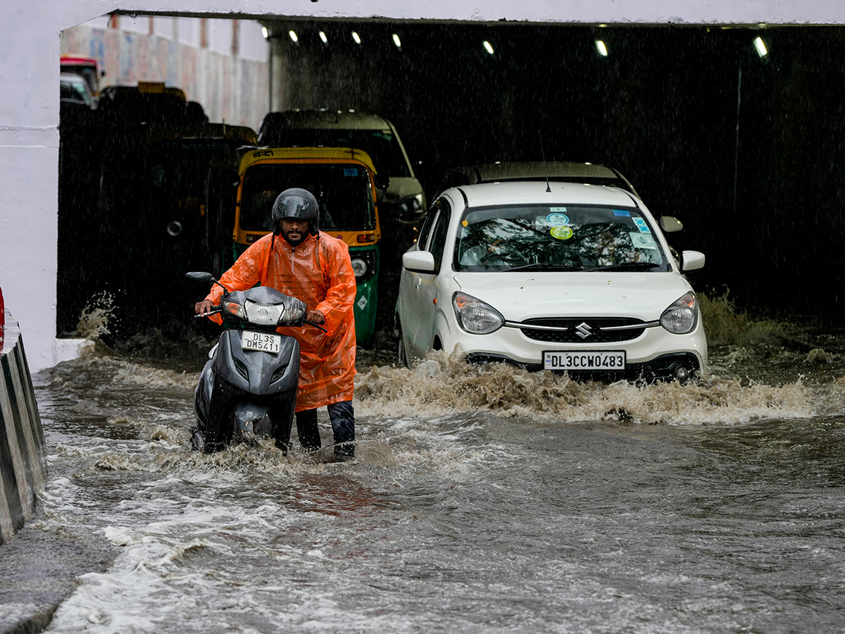 MD_20Issues_20Major_20Rain_20Alert_20Across_20Delhi__20_287_29.jpg 7