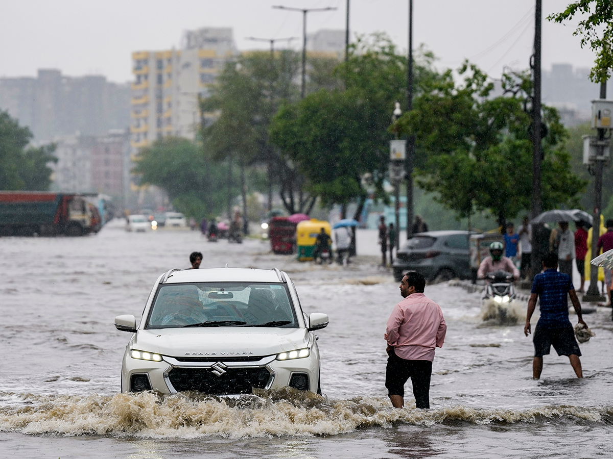 MD_20Issues_20Major_20Rain_20Alert_20Across_20Delhi__20_289_29.jpg 9