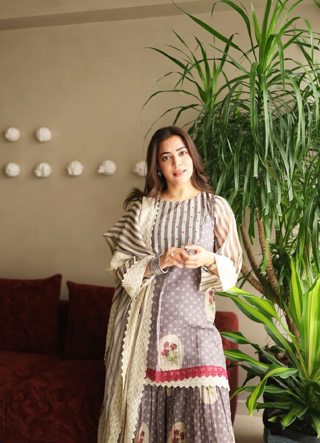 Nisha_20Agarwal_20_285_29.jpg 5