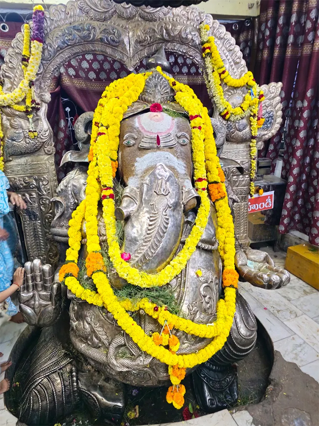 Sri_20Lakshmi_20Ganapati_20Temple_20in_20Bikkavolu_20of_20East_20Godavari__20_286_29_0.jpg 6