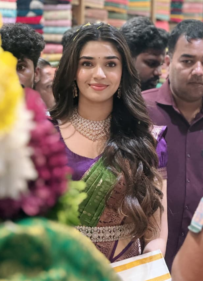 Actress_20Krithi_20Shetty_20Shopping_20Mall_20Launch_20in_20Bhimavaram__20_2814_29.jpg 14